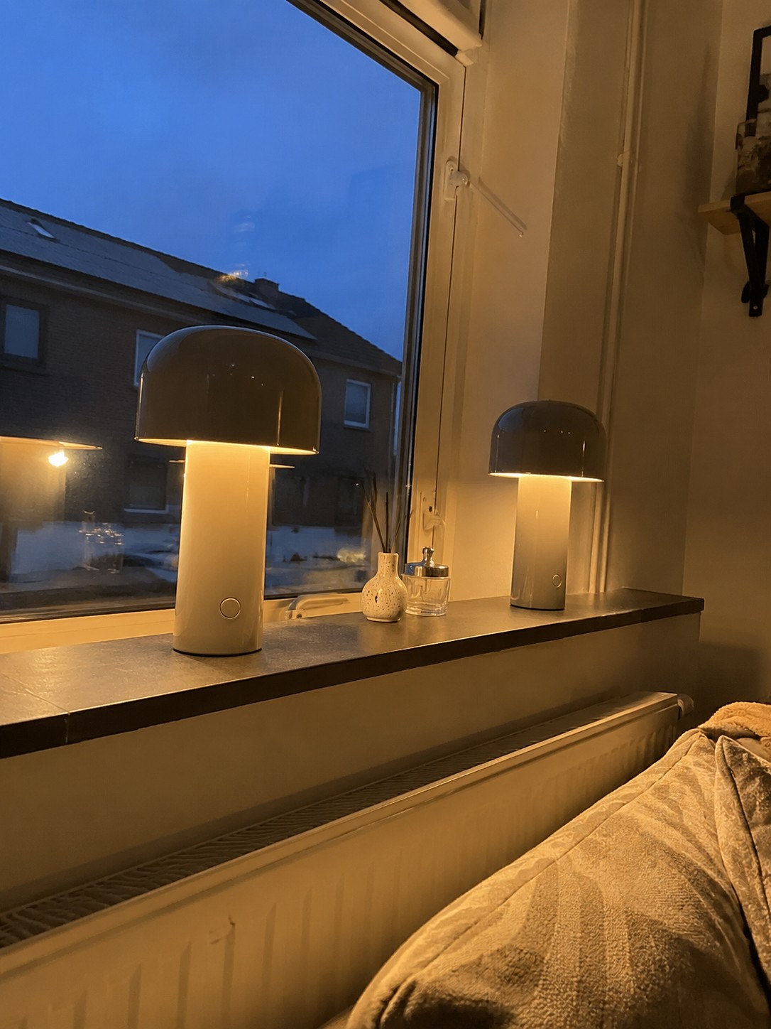 Klantfoto met twee paddenstoel tafellampen in de vensterbank