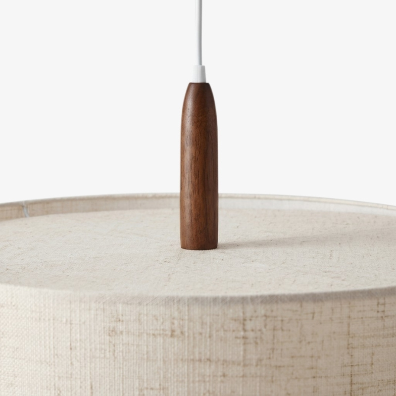 Houten detail en bovenkant van de hanglamp