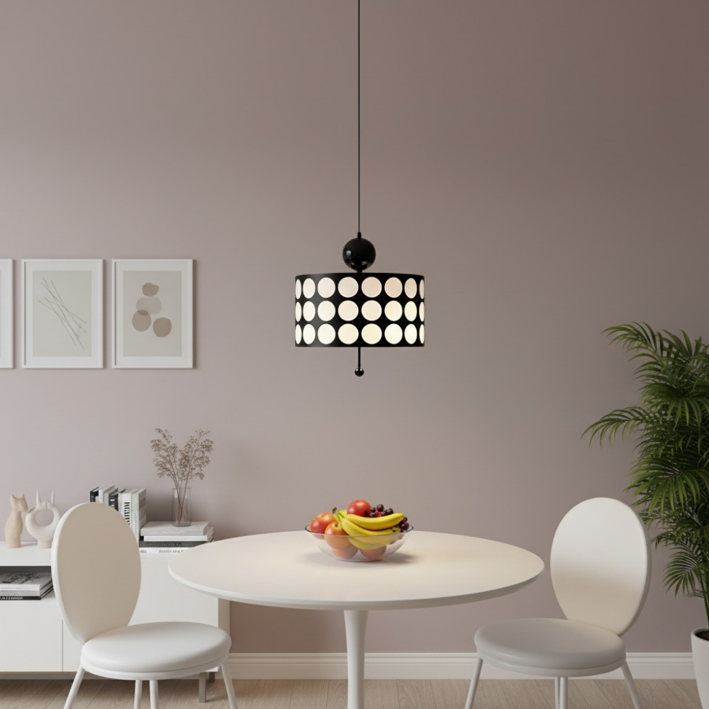 Dotrelia hanglamp boven een ronde tafel in een rustige eetruimte