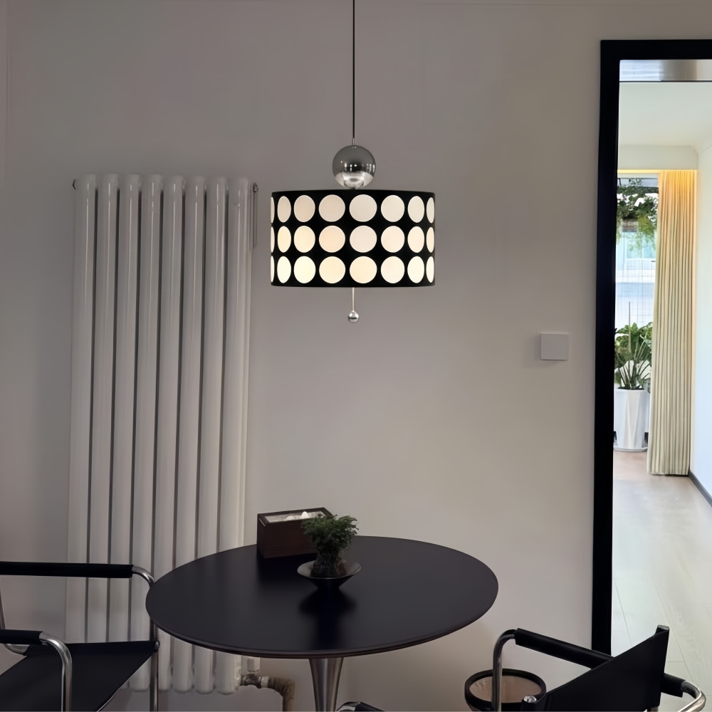 Klantfoto van zilveren Dotrelia hanglamp boven ronde tafel