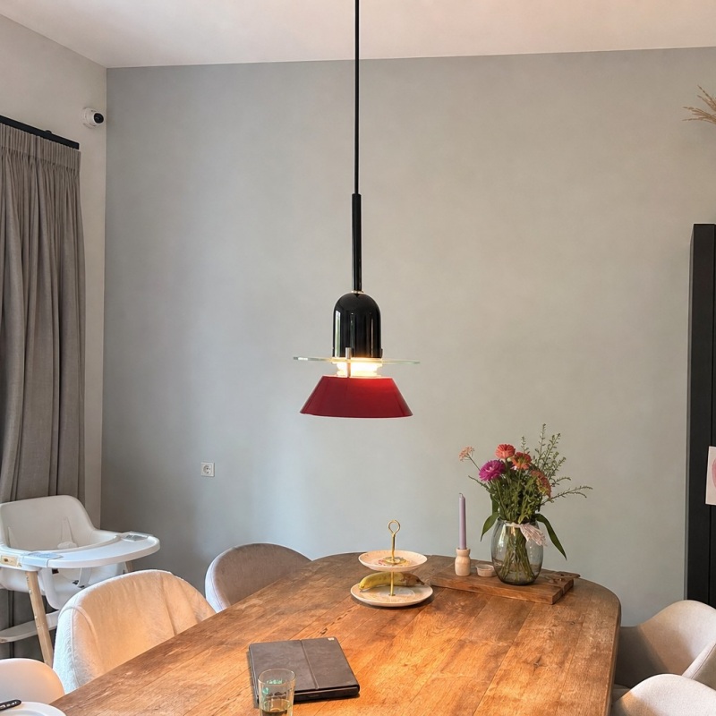 Klantfoto met rode Moxellan hanglamp boven eettafel