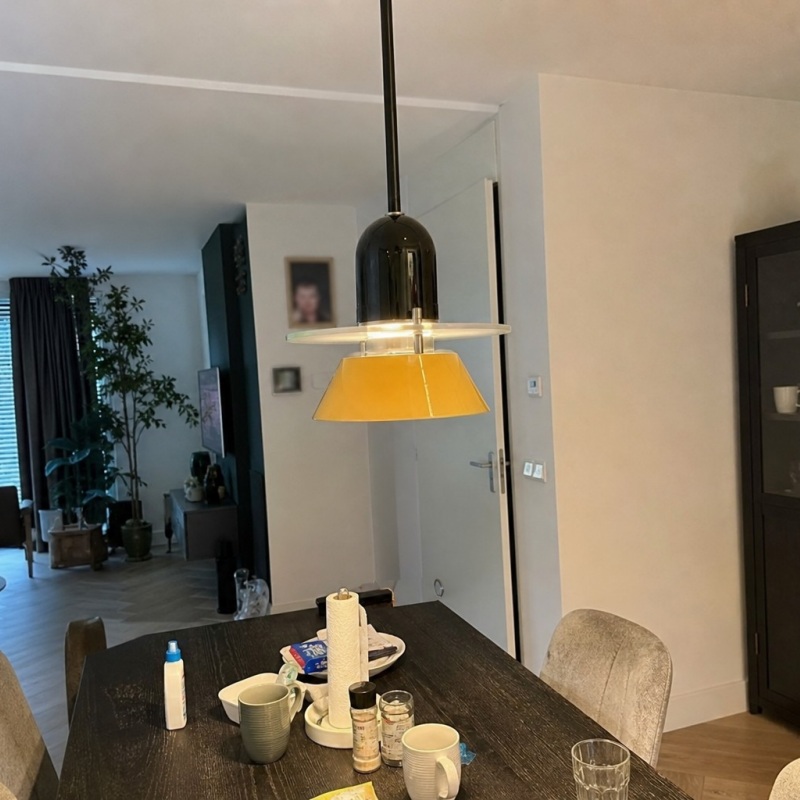 Klantfoto met gele Moxellan hanglamp