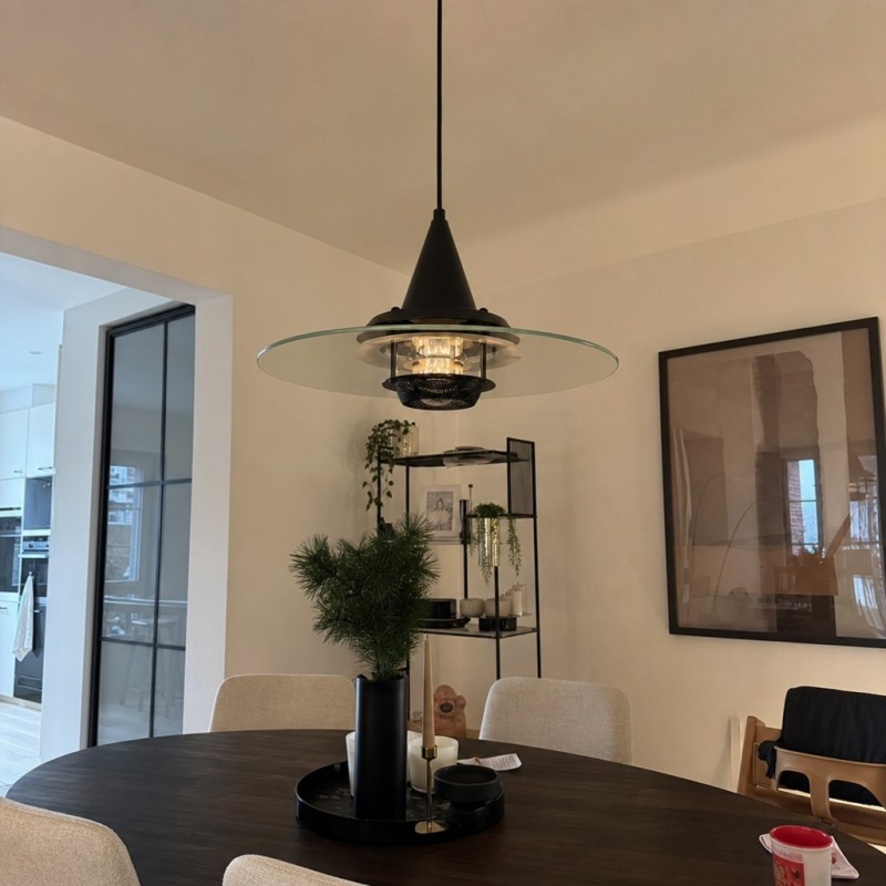 Klantfoto van de zwarte Moxellan hanglamp boven een eettafel