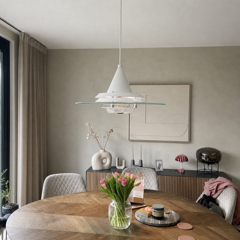 Klantfoto van de witte Moxellan hanglamp in een eetkamer