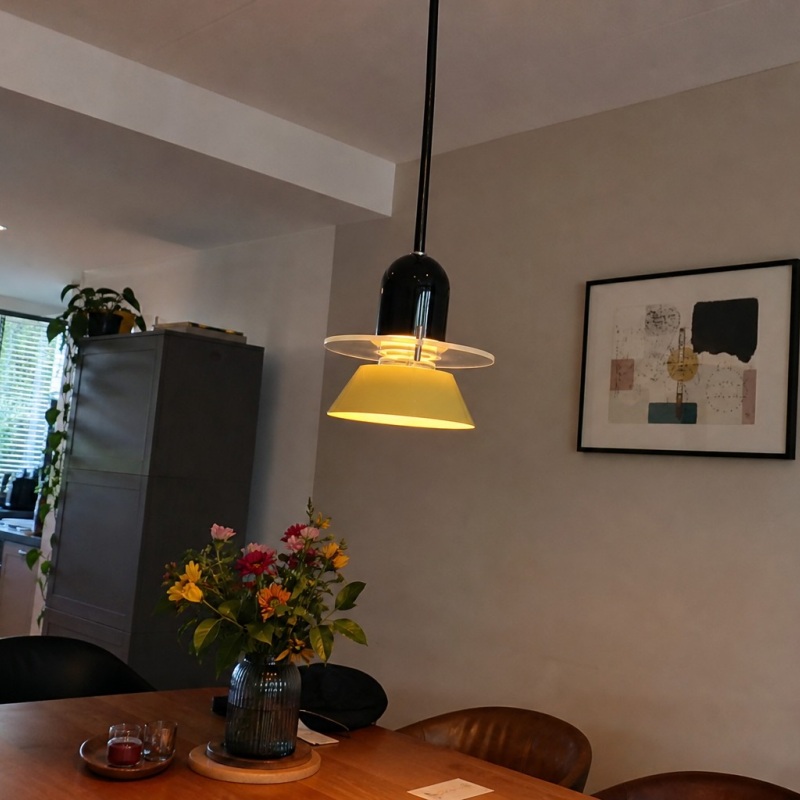 Klantfoto met gele Moxellan hanglamp boven tafel