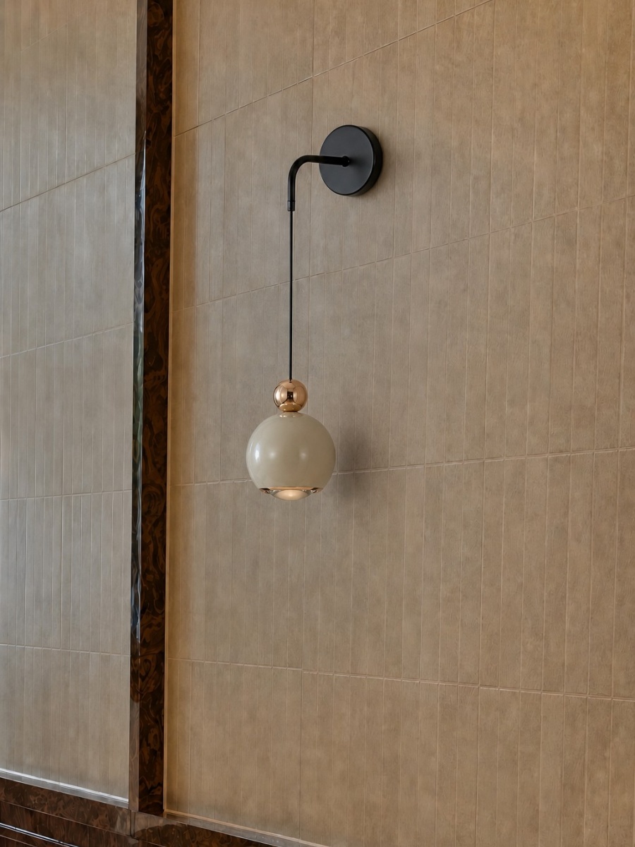 Globe wandlamp in een moderne doorgang