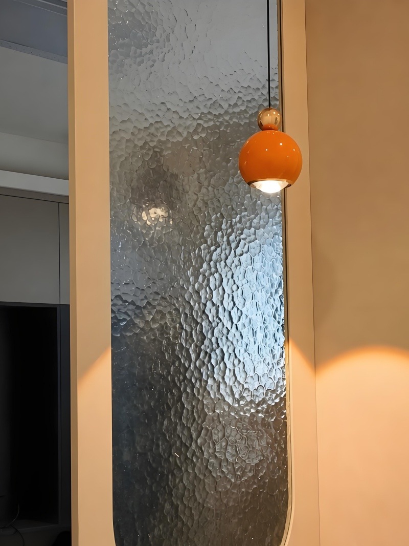 Bolvormige wandlamp als wooninspiratie