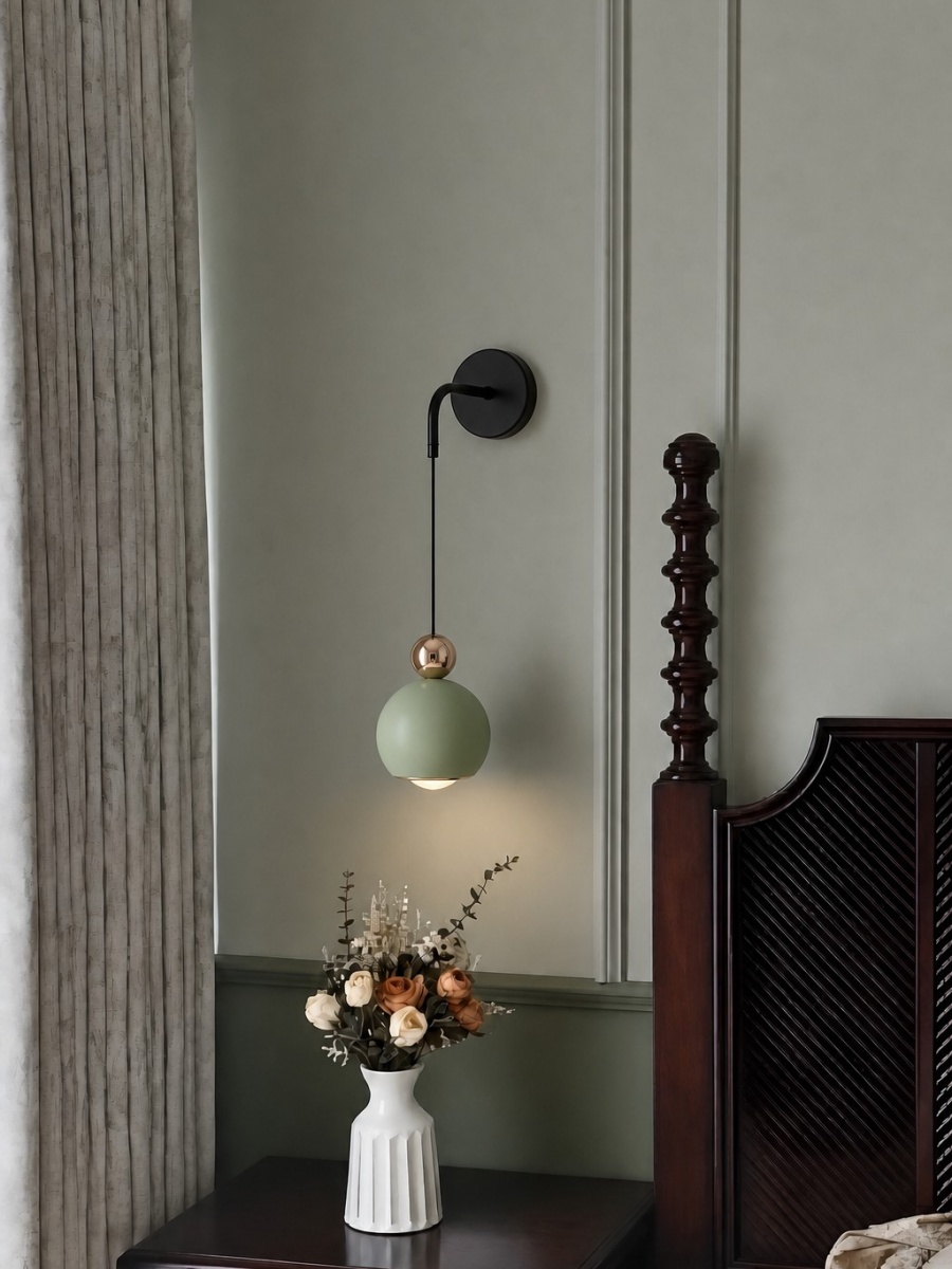 Zwarte wandlamp in een woonhoek