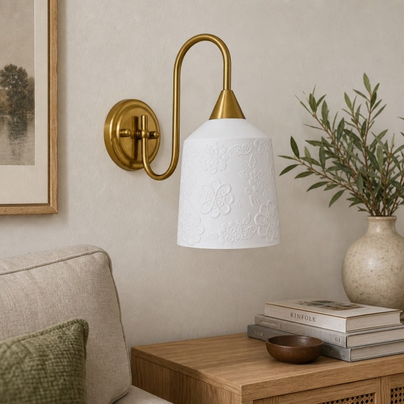 Vintage wandlamp naast bed
