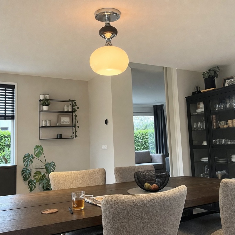 Valesey lamp boven een eethoek