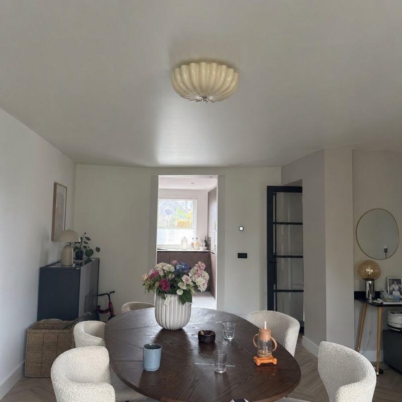 Klantinterieur met Durnic plafondlamp boven de eettafel
