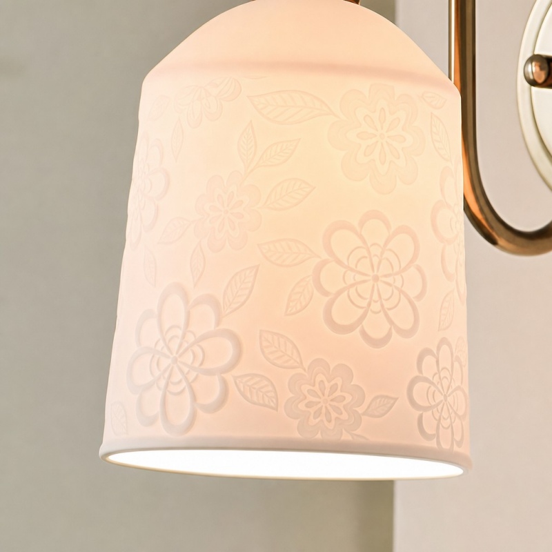 Detail van keramische lampenkap met bloemmotief