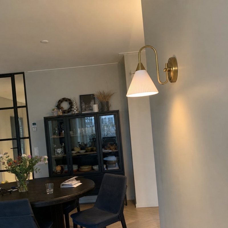 Klantfoto van verlichte wandlamp