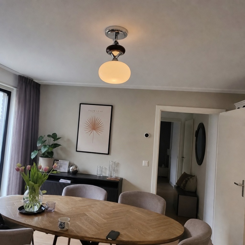 Valesey lamp boven een eettafel