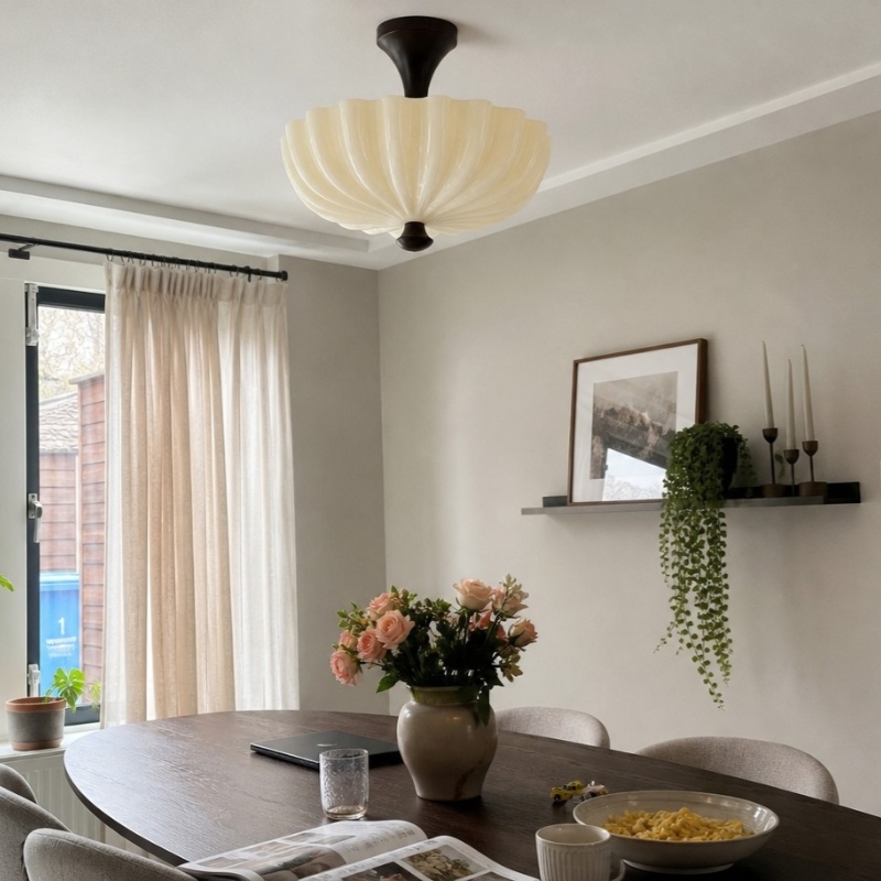 Klantinterieur met Durnic plafondlamp boven eettafel
