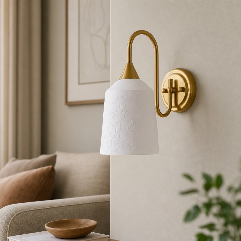 Celvane wandlamp met keramische kap naast bank