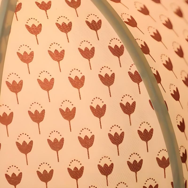 Detail van de stoffen lampenkap met bloemenpatroon