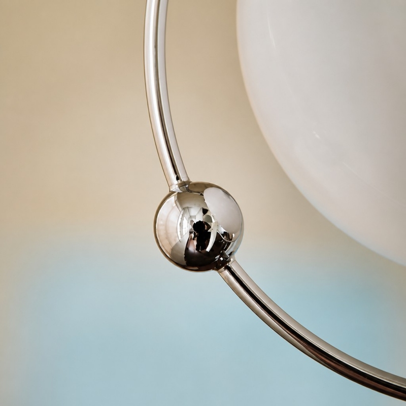 Close-up van de chromen details van de Kallera Planet plafondlamp