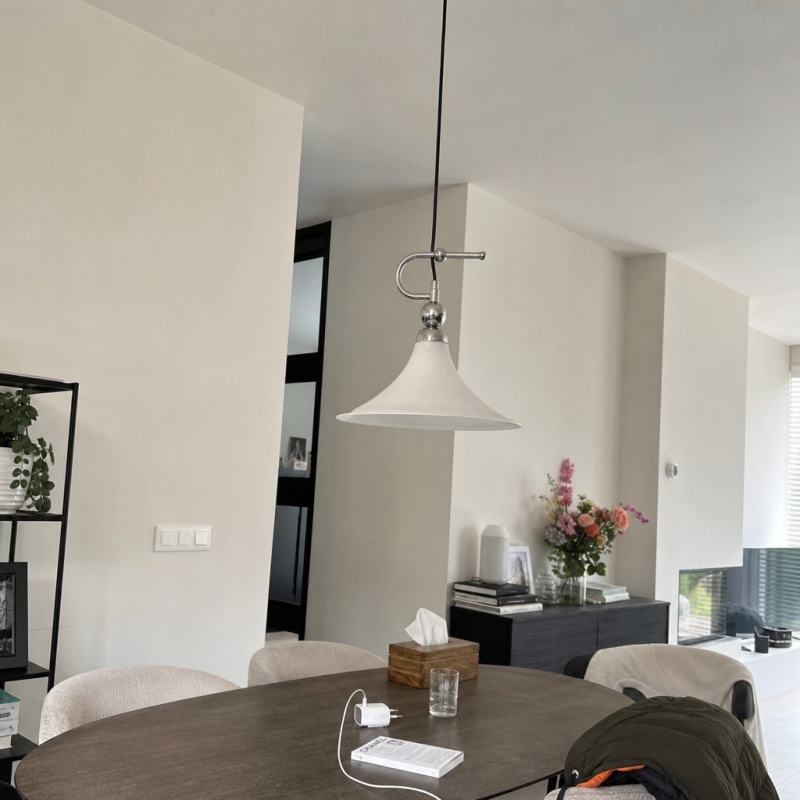 Klantfoto van de Magnolia hanglamp boven een tafel