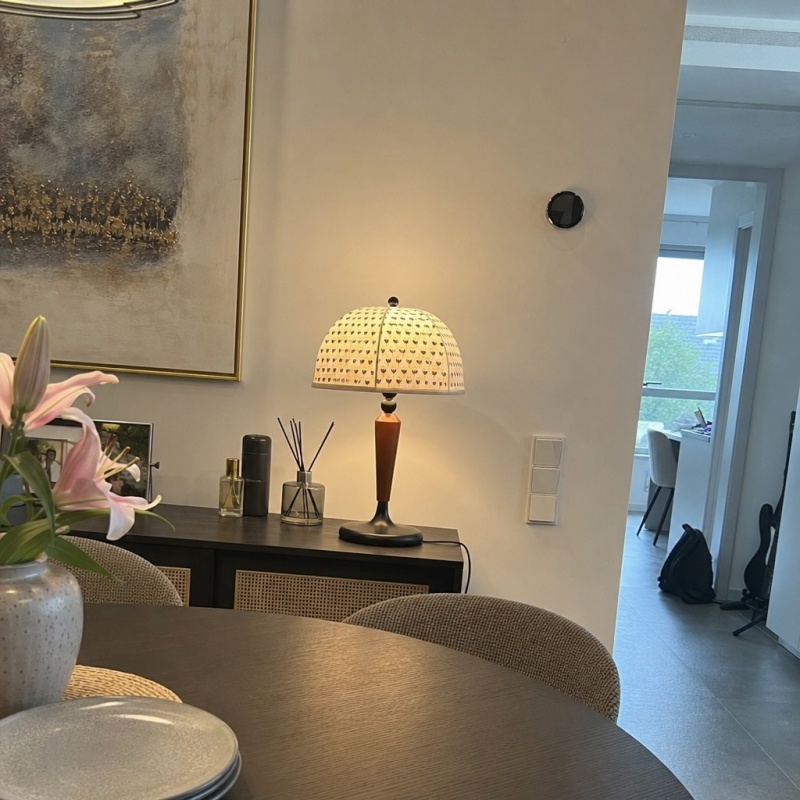 Klantfoto van verlichte Fennary tafellamp