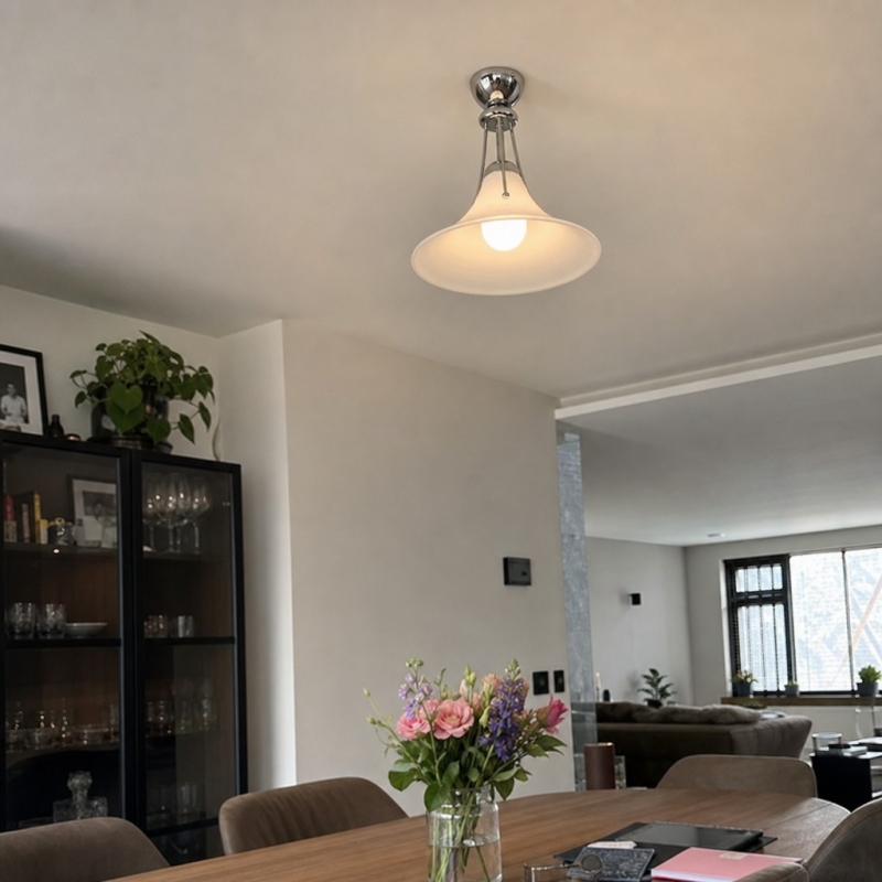 Lampada da soffitto Kallera Magnolia a casa di un cliente, in un soggiorno.