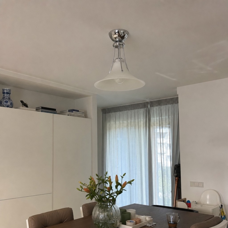 Lampada da soffitto Kallera Magnolia a casa di un cliente, sopra un tavolo
