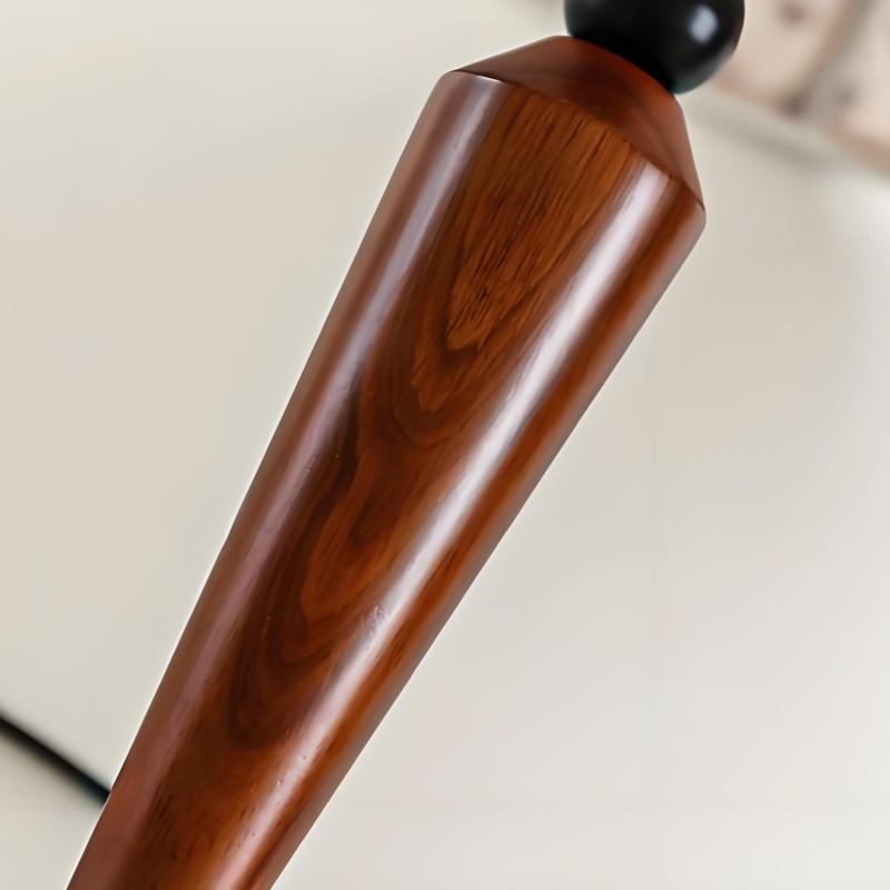 Detail van de houten lampvoet