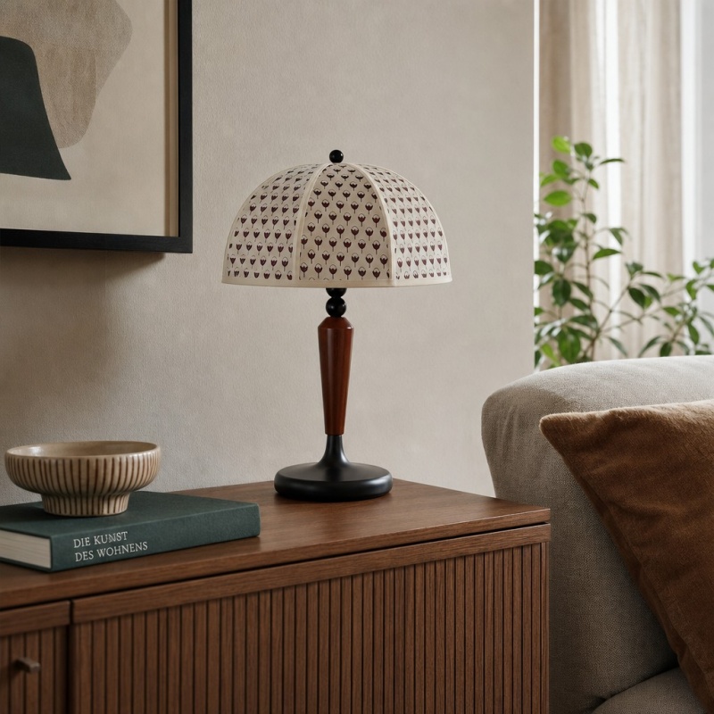 Fennary tafellamp op een kast in de woonkamer