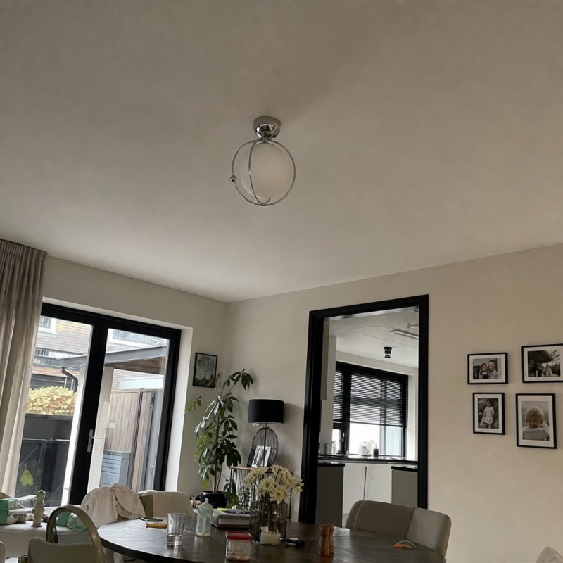 Klantfoto van de Kallera Planet plafondlamp in een woonkamer