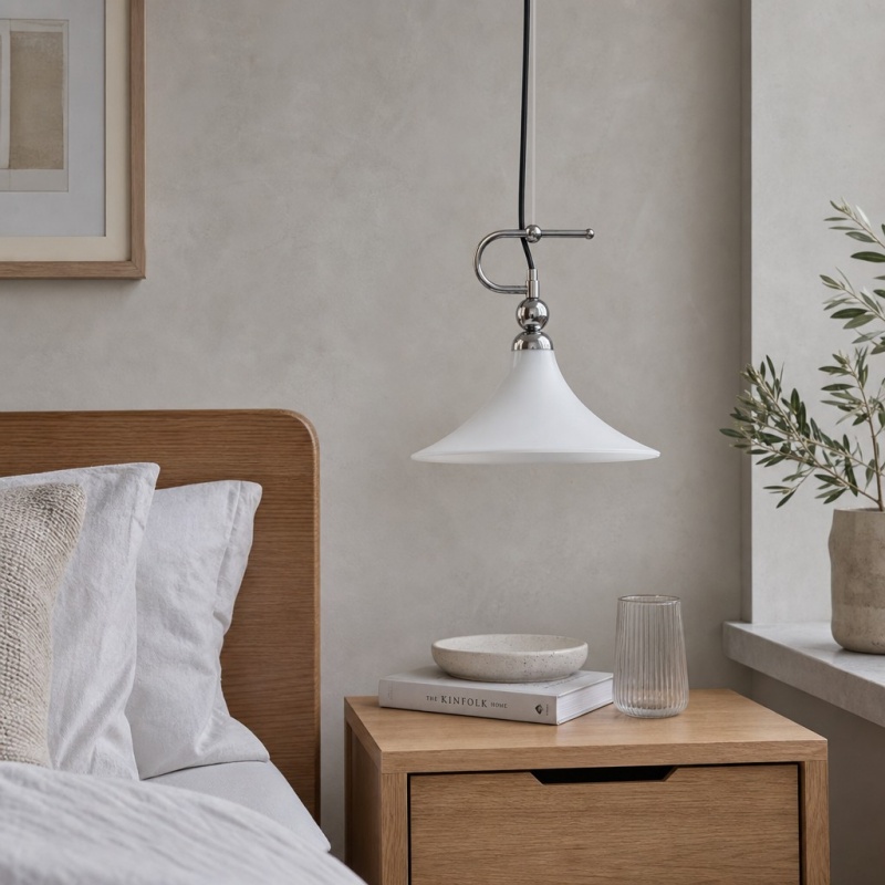 Magnolia hanglamp naast een bed