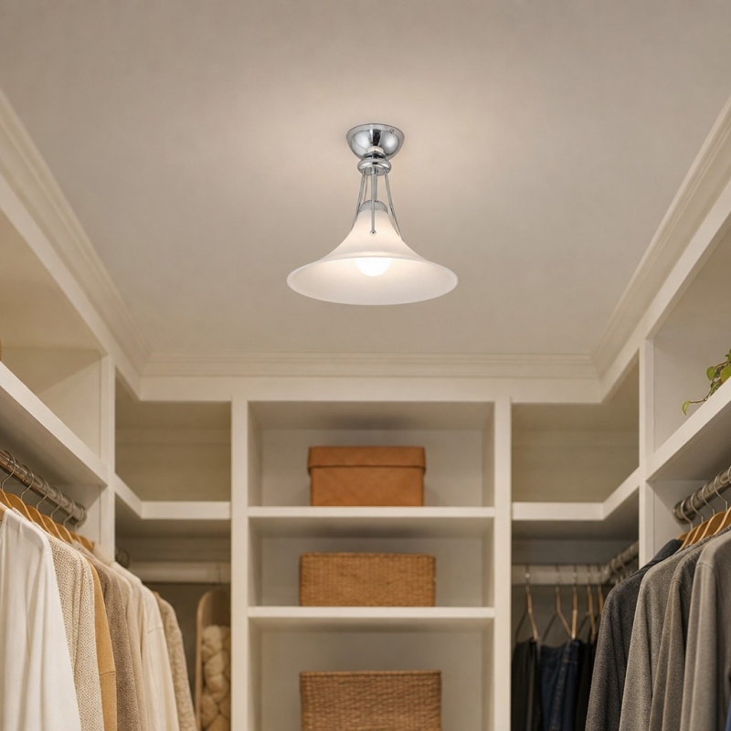 Lampada da soffitto Kallera Magnolia in un armadio
