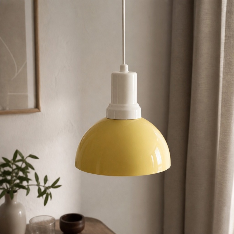 Gele Rummia hanglamp bij gordijnen