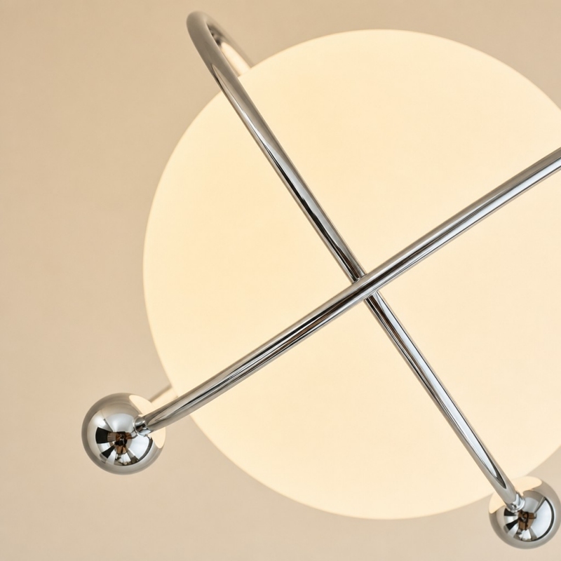 Detail van de Kallera Planet glazen bol en metalen ringen