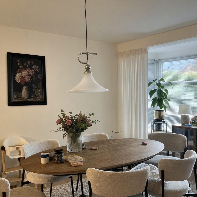Klantfoto van de Magnolia hanglamp boven een eettafel