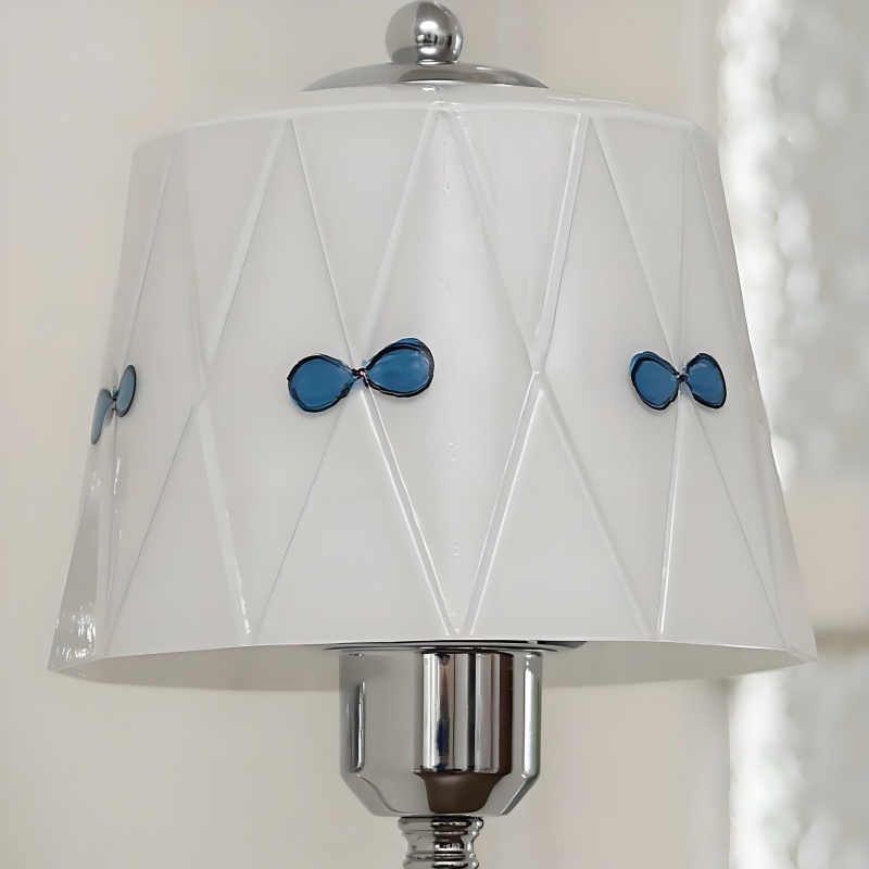 Close-up van de Billa glazen kap met blauwe strikdetails