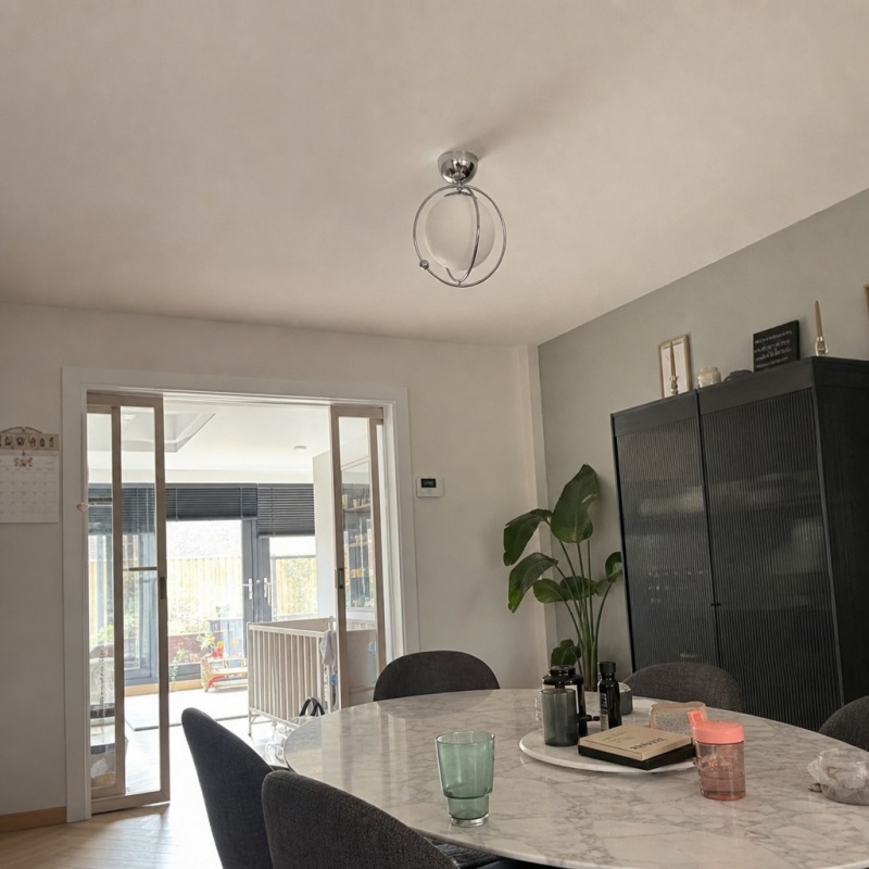 Klantfoto van de Kallera Planet plafondlamp in een eetruimte