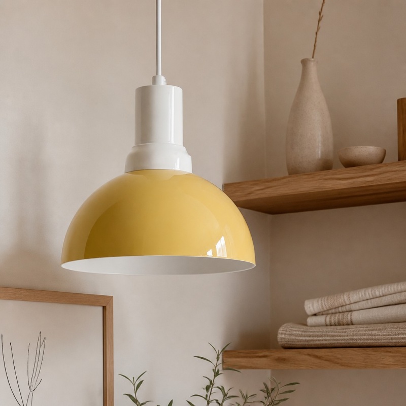 Gele Rummia hanglamp in een lichte kamer