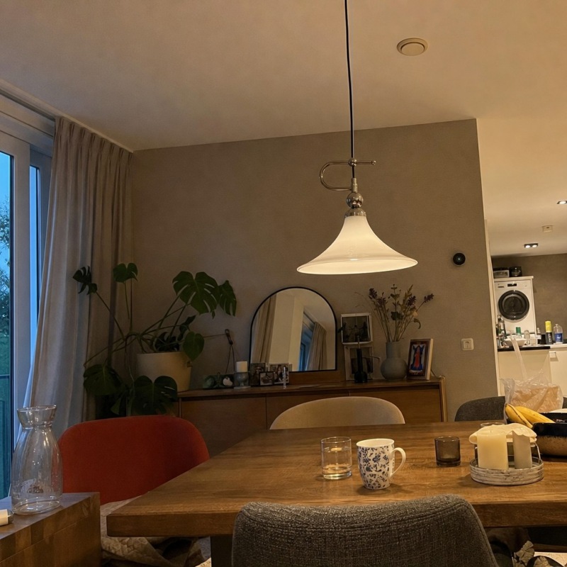 Klantfoto van de hanglamp in een eetruimte
