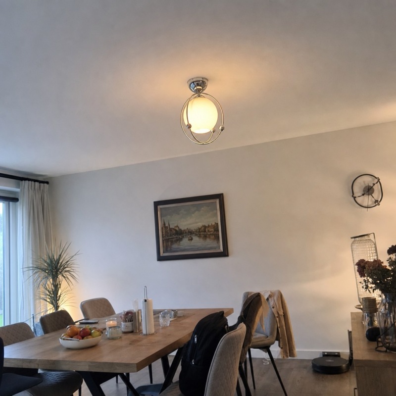 Klantfoto van de Kallera Planet plafondlamp boven een eettafel