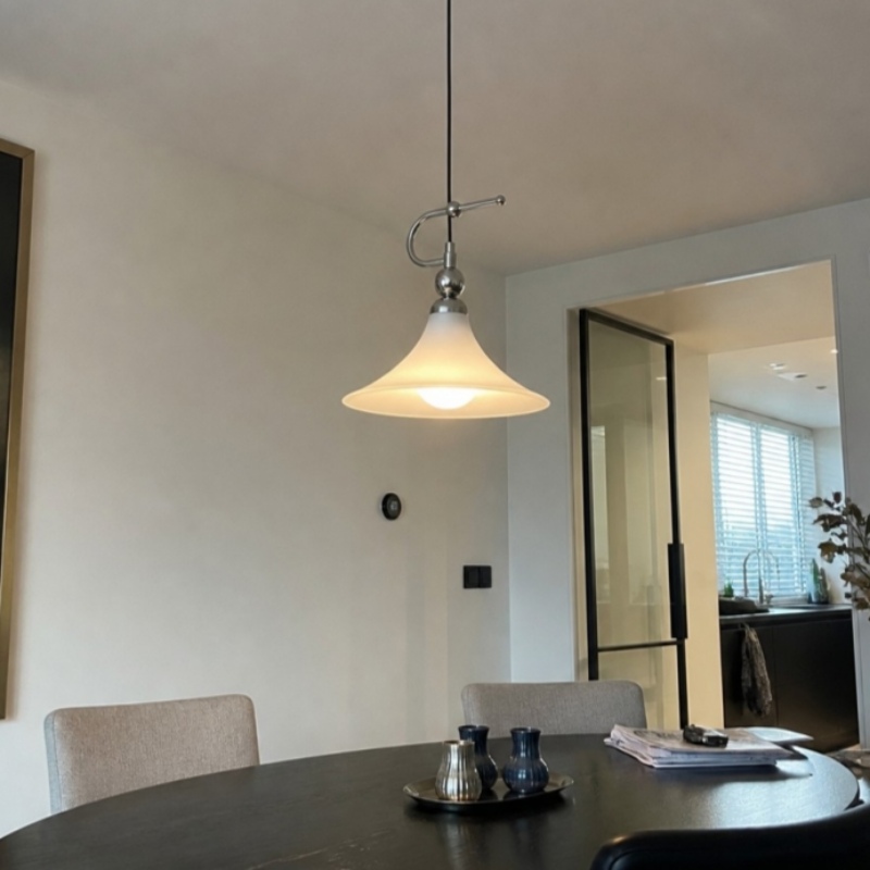 Klantfoto van een verlichte Magnolia hanglamp