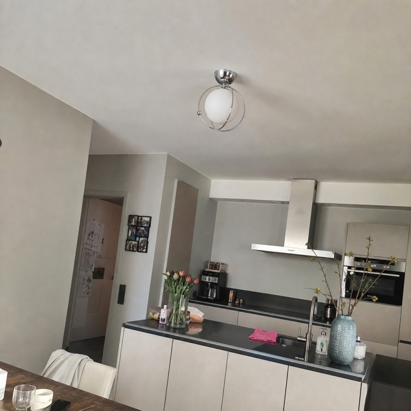 Klantfoto van de Kallera Planet plafondlamp in een keukenruimte