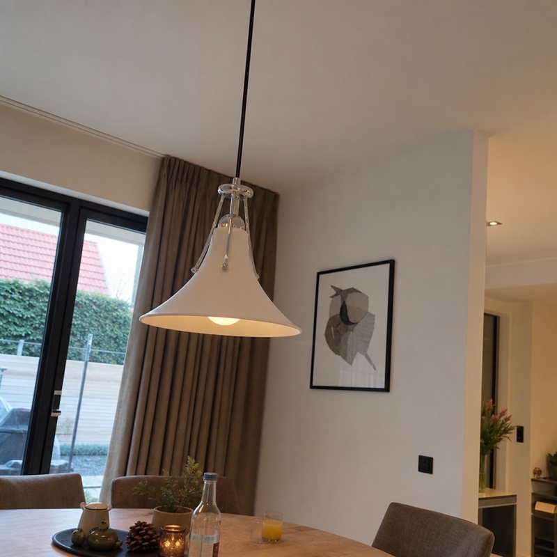 Klantfoto van Magnolia hanglamp boven eettafel