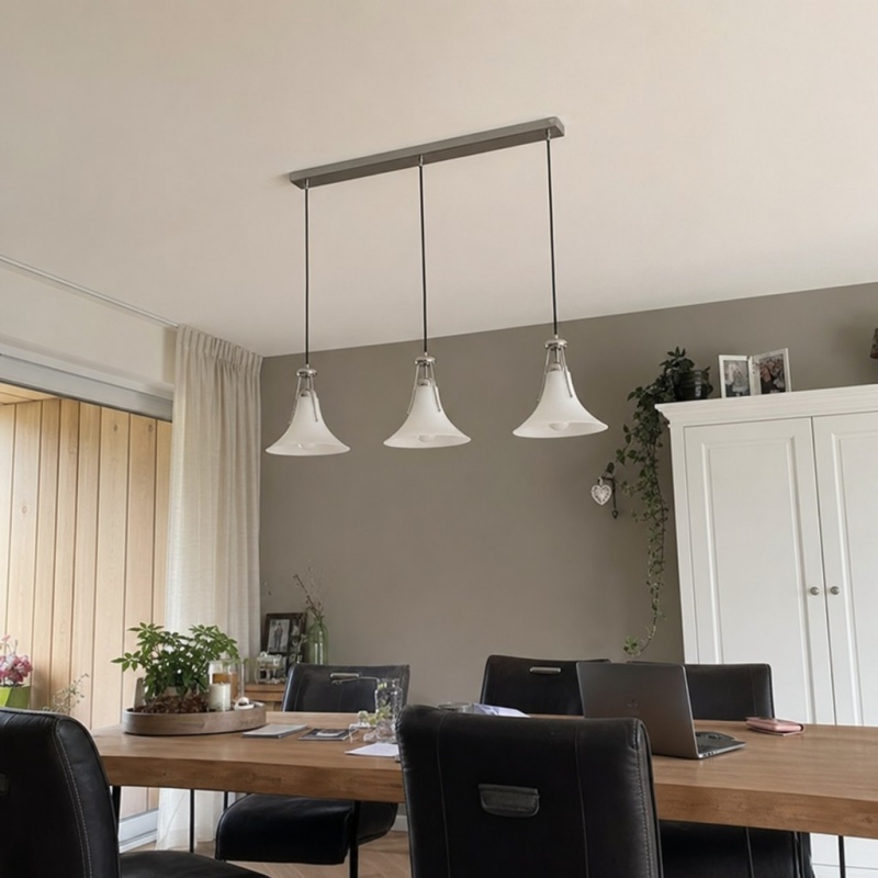 Klantfoto van drie Magnolia hanglampen