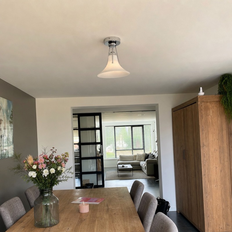 Klantfoto van de plafondlamp boven een tafel