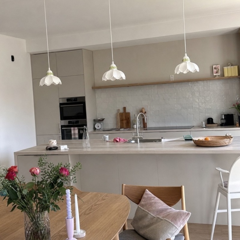Customer kitchen and dining room with Cazelle pendant lamps