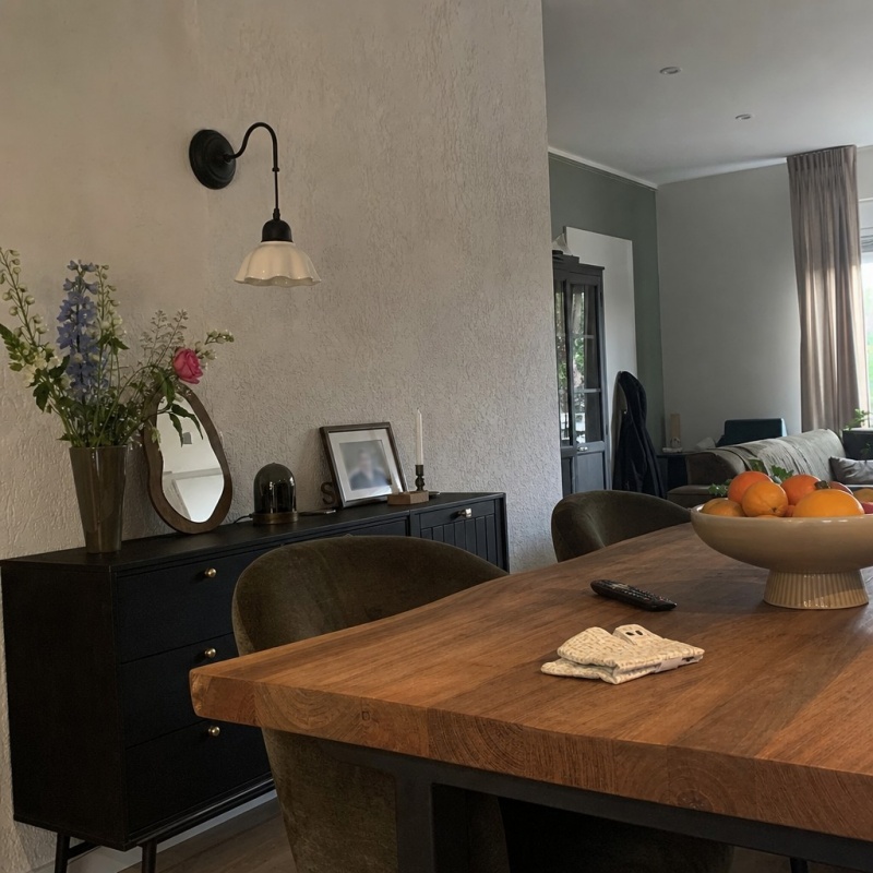 Klantfoto van de Cazelle wandlamp boven dressoir