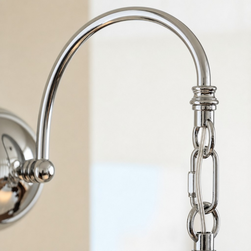 Detail van de gebogen chromen arm