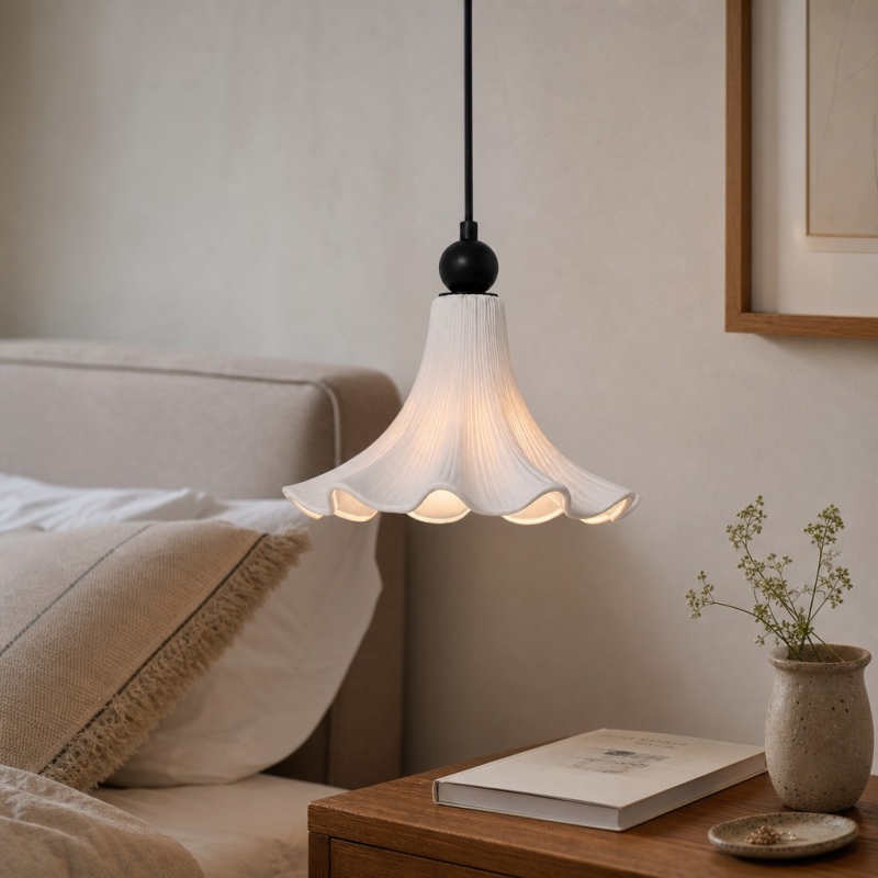 Cazelle hanglamp naast bed