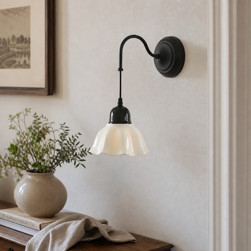 Cazelle wandlamp naast bloemenvaas in een kamer