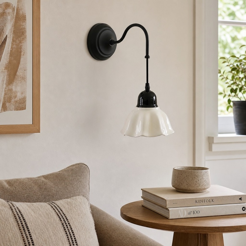 Cazelle wandlamp bij fauteuil en bijzettafel